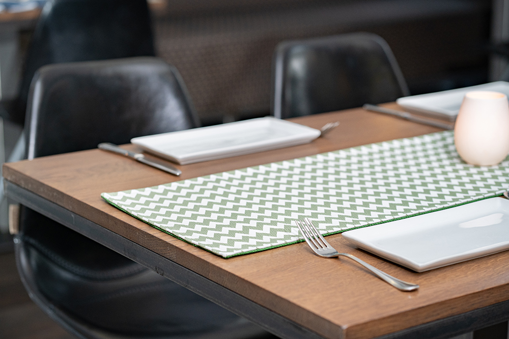 Hochwertiger, wendbarer Tischläufer 130x30 cm in grün Hochwertiger, wendbarer Tischläufer 130x30 cm in grün