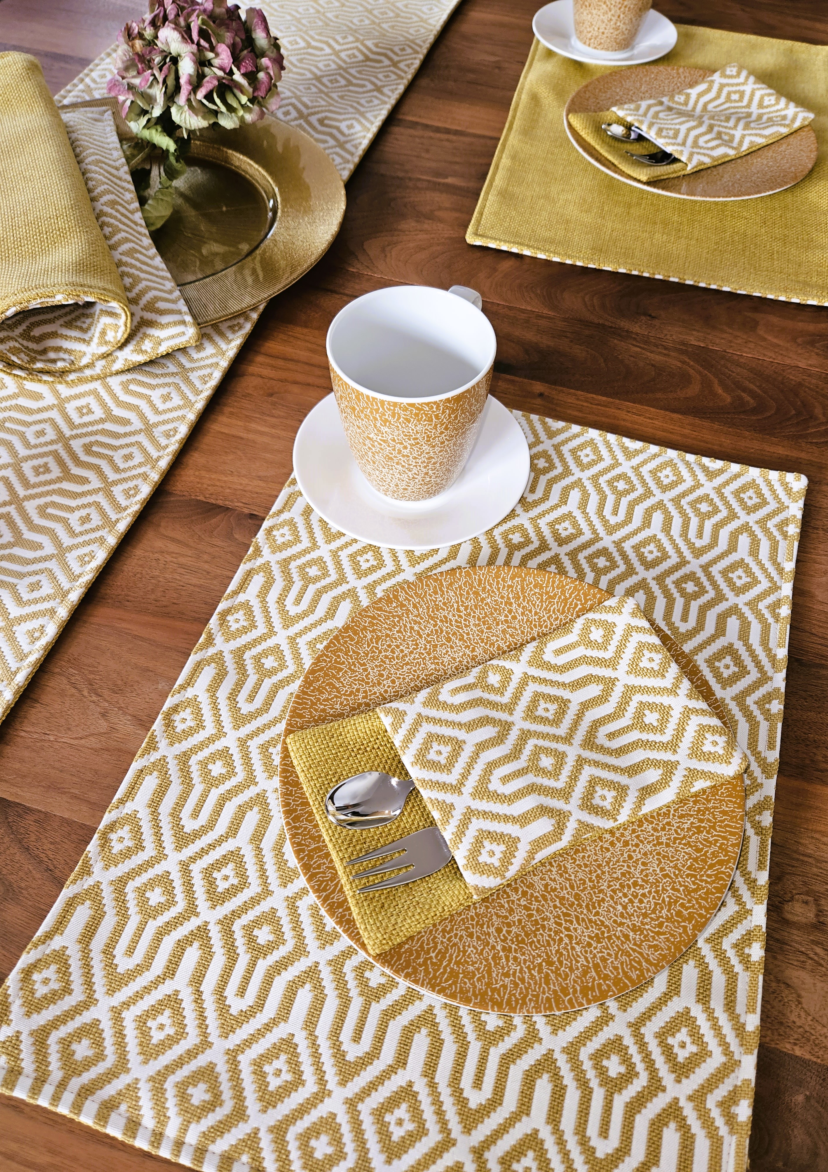 4er Tischset mit Bestecktasche im Geschenkkarton in rot 4er Tischset mit Bestecktasche im Geschenkkarton in rot