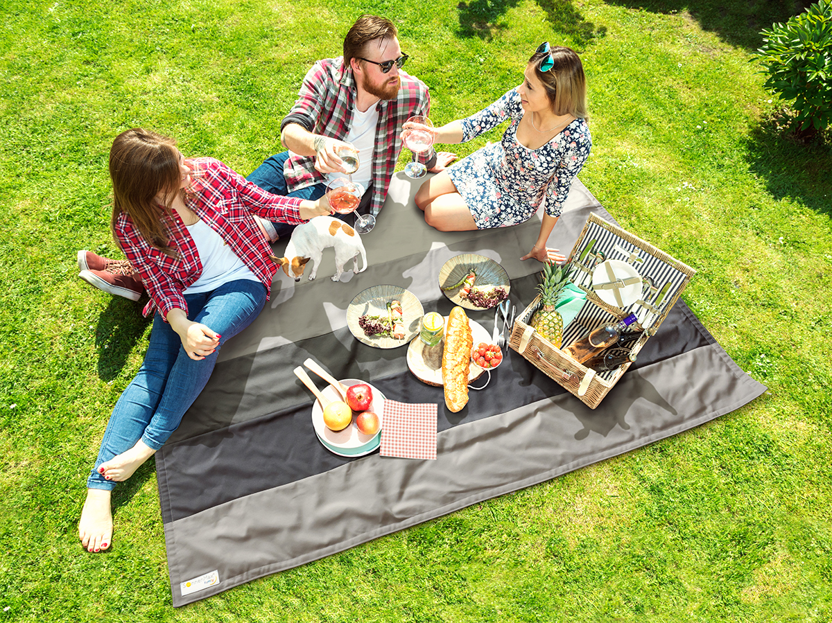 Multifunktions-Outdoordecke in grau-weiß Multifunktions-Outdoordecke in grau-weiß