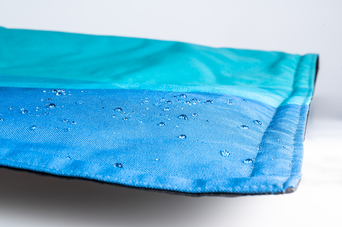 Multifunktions-Outdoordecke in grau-weiß Multifunktions-Outdoordecke in grau-weiß