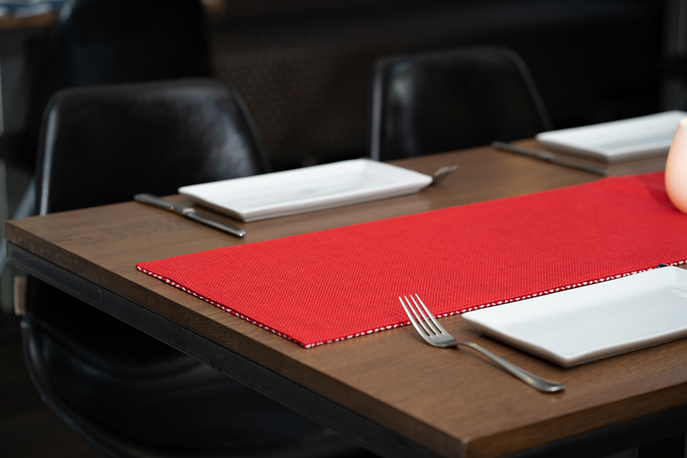 Hochwertiger, wendbarer Tischläufer 130x30 cm in rot Hochwertiger, wendbarer Tischläufer 130x30 cm in rot