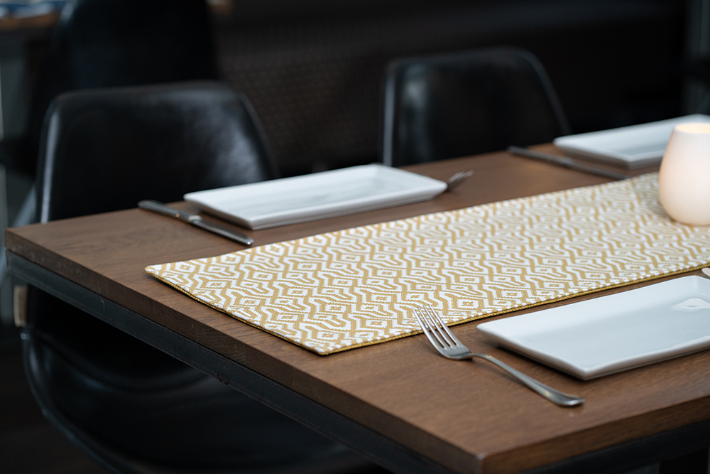 Hochwertiger, wendbarer Tischläufer 130x30 cm in goldgelb Hochwertiger, wendbarer Tischläufer 130x30 cm in goldgelb