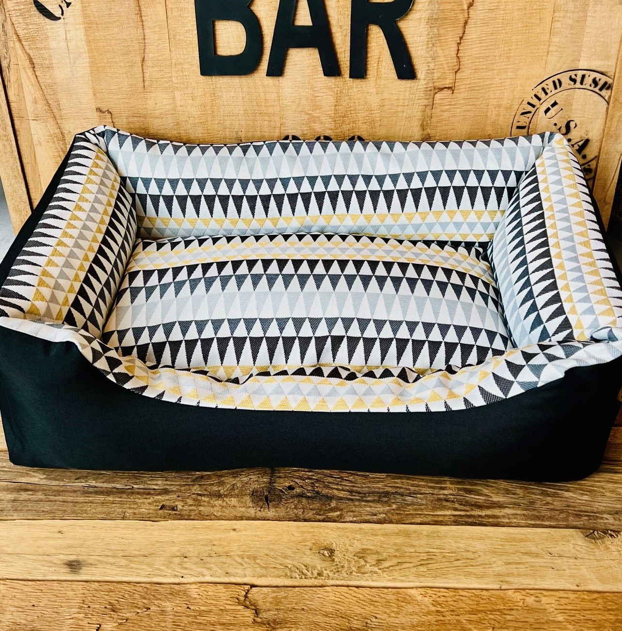 Designer-Hundebett in Grau-Schwarz-Gelb | Master Dog Edition